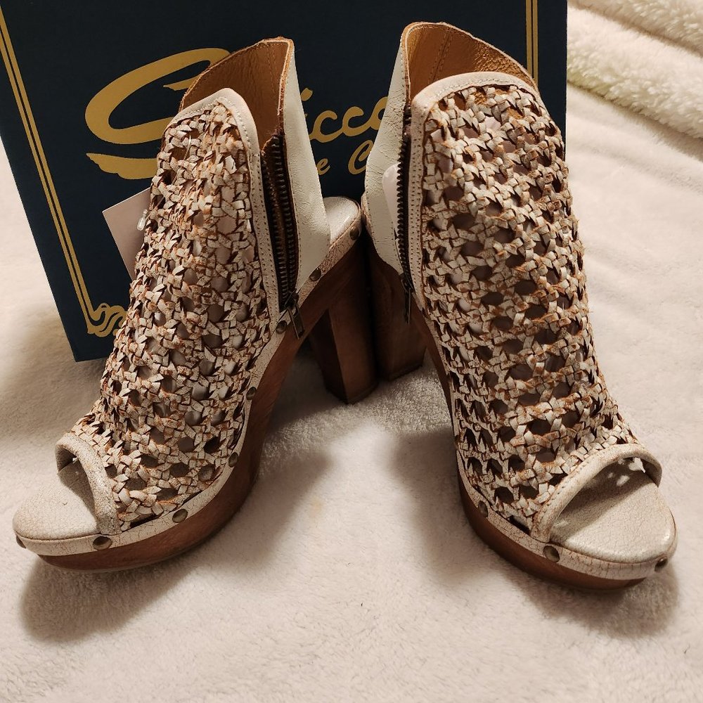 Sbicca Rayna White Leather Size 8 Platform Sandals - NWB